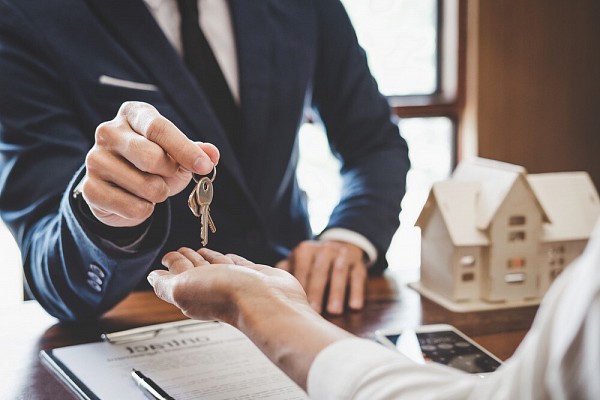 IMMOBILIEN ZUR VERMITTLUNG AN VORGEMERKTE INTERESSENTEN
