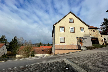 Wohnhaus mit Scheune und Garagen in Heuchlingen