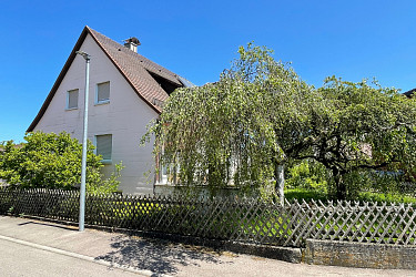 Wohnhaus mit Garten und Garagen in Abtsgmünd-Pommertsweiler