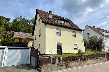 Wohnhaus mit Garage und großem Garten in Oberkochen